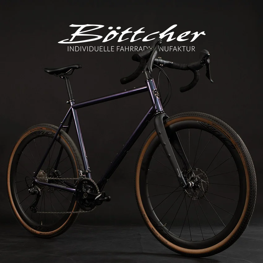 Böttcher Gravelbike vor dem Böttcher Logo in Hamburg