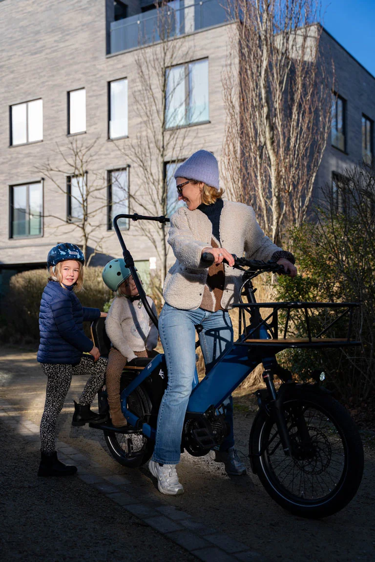 Bike 43 Modell Mid mit zwei Kindern auf der Sitzbank in Hamburg