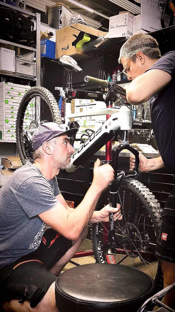 Fahrradwerkstatt Reparatur an einem E-Bike